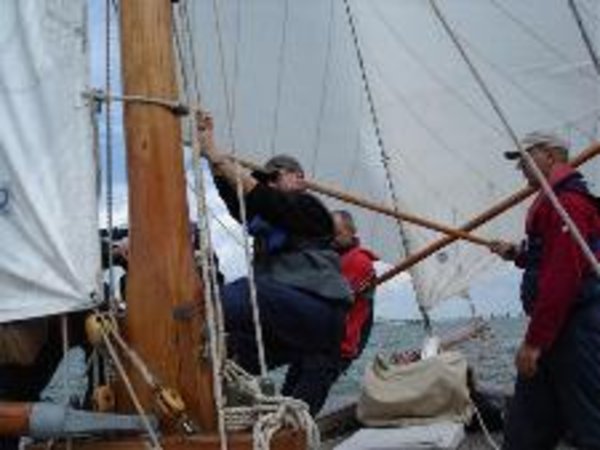 cursus platbodem varen fok omhoog op zeiljacht cursus varen en zeilen met cursus platbodem varen fok omhoog op zeiljacht cursus varen en zeilen met